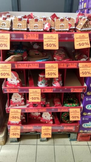 Regał ze słodyczami świątecznymi 50% taniej w Biedronce